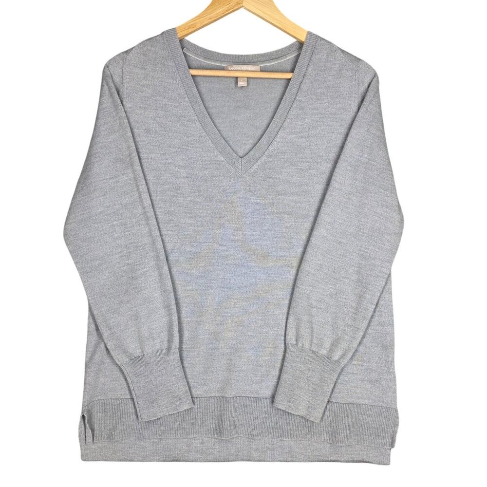 BANANA REPUBLIC WOMEN'S EXTRA FINE MERINO V‑NECK SWEATER – PETITE L – LIGHT GRAY